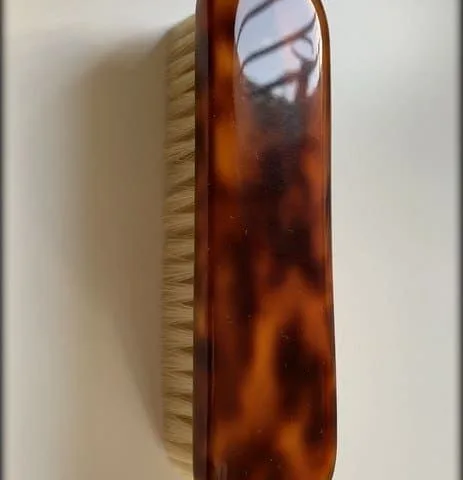 Cepillo de ropa en Carey