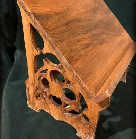 Atril antiguo de madera