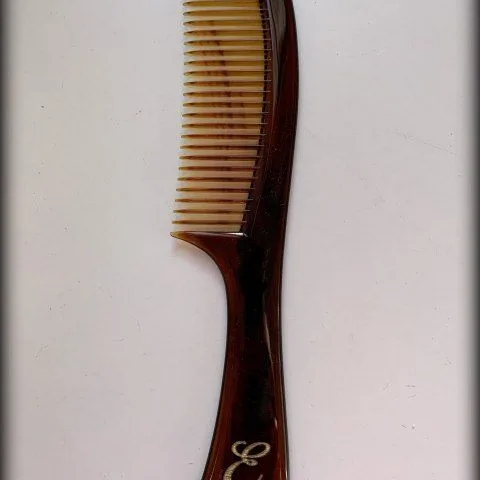 Peine en Carey  con inicial para cabello voluminoso.