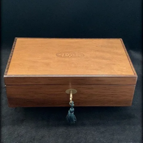Caja de madera noble