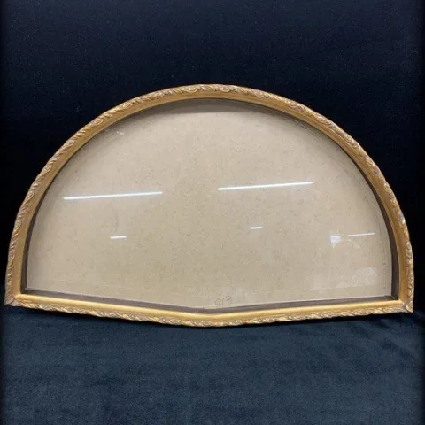 Abaniquera de madera ornamentada