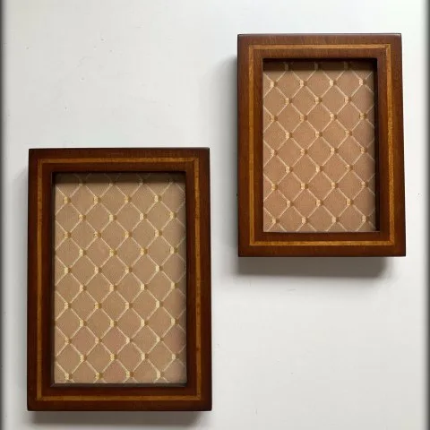 Dos marcos de madera noble