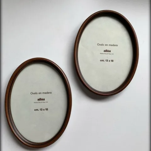 Dos marcos de madera noble