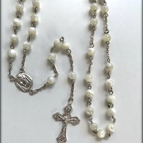 Rosario católico de ágata blanca