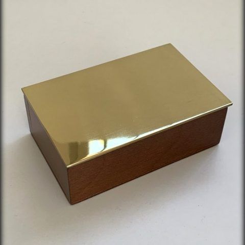 Caja decorativa de madera y latón