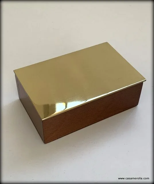 Caja decorativa de madera y latón