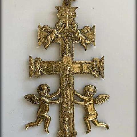 Cruz de Caravaca de latón