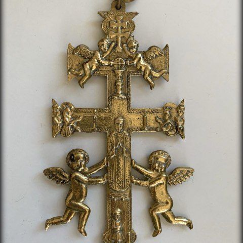 Cruz de Caravaca de latón