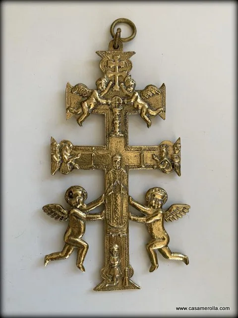 Cruz de Caravaca de latón