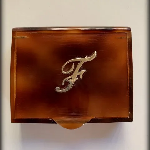 Cajita de Carey con inicial ,,F,,