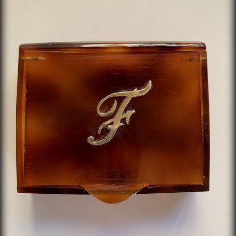 Cajita de Carey con inicial ,,F,,