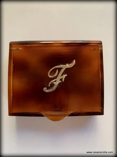 Cajita de Carey con inicial ,,F,,