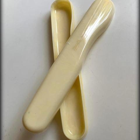 Funda para cepillo de dientes en marfilina.