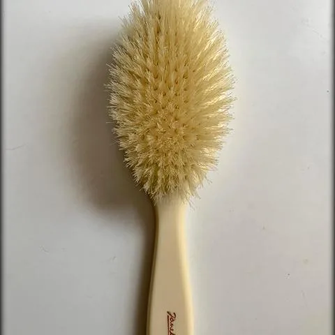 Cepillo con mango para cabello con cerdas naturales