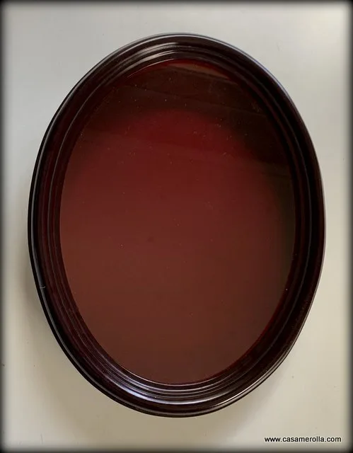 Vitrina ovalada de madera con cristal